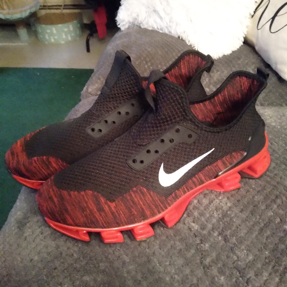 Size 12 men's sneaker